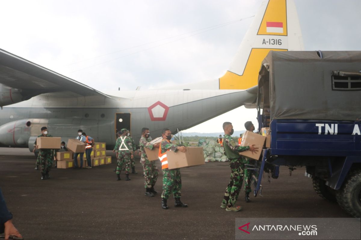 4.000 paket bantuan obat COVID- 19 disalurkan Panglima TNI di Belitung