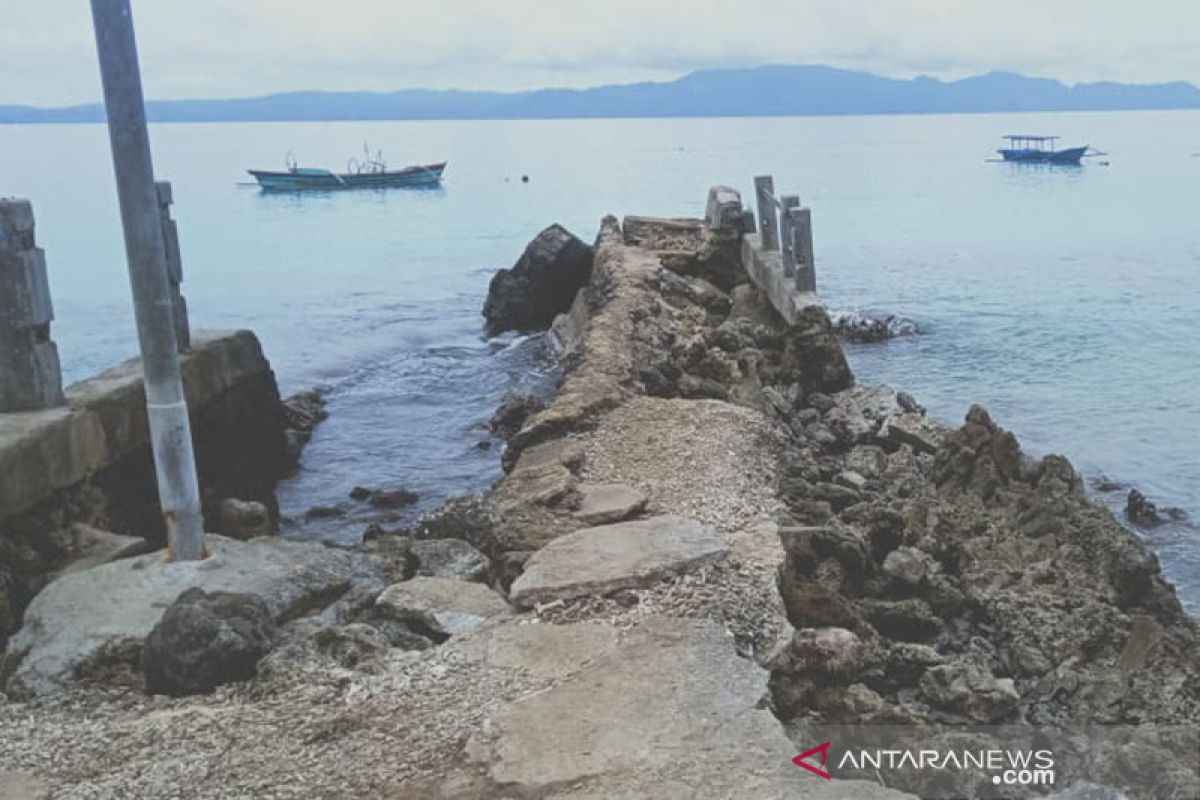 Dermaga rusak, masyarakat di pulau Samudra Hindia ini terancam terisolasi