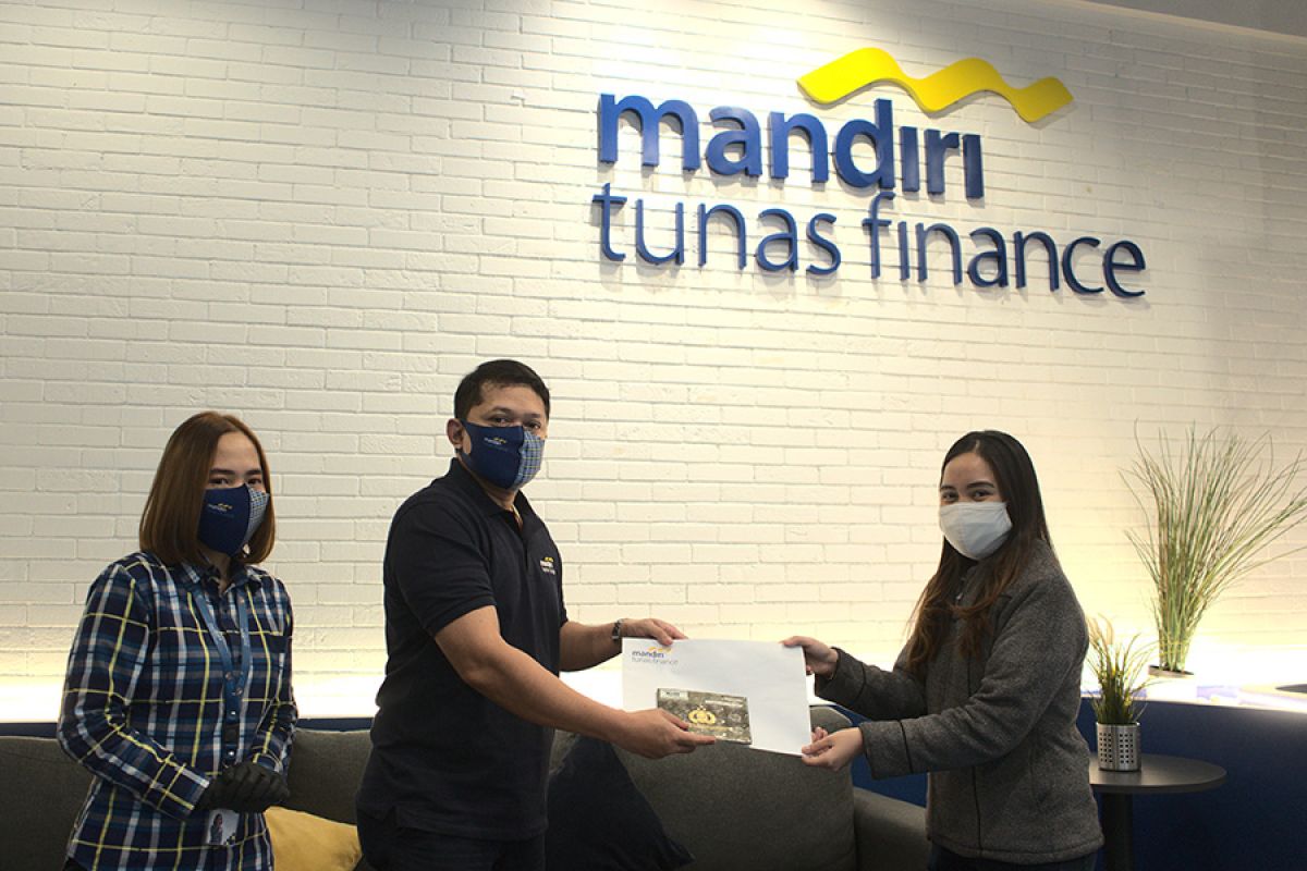 Mandiri Tunas Finance bagikan vitamin di Hari Pelanggan