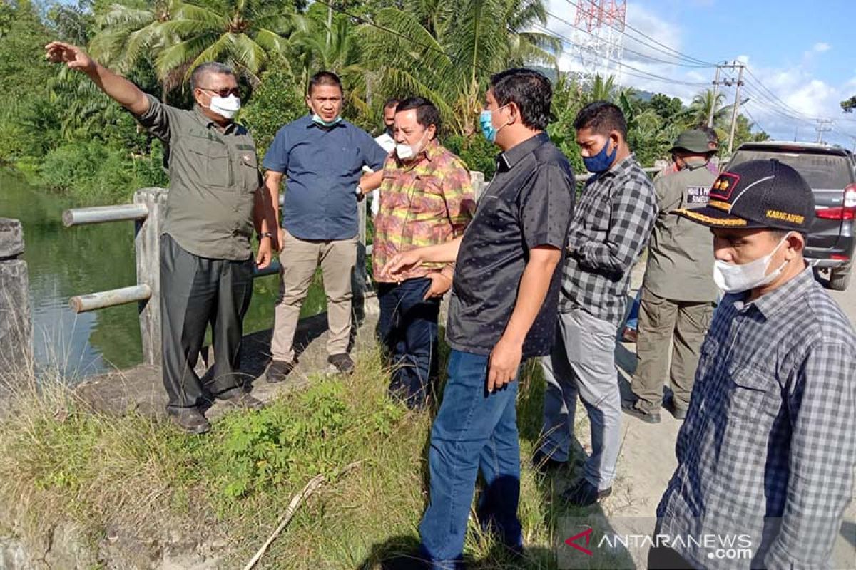 Anggota DPR Aceh tinjau proyek di Simeulue