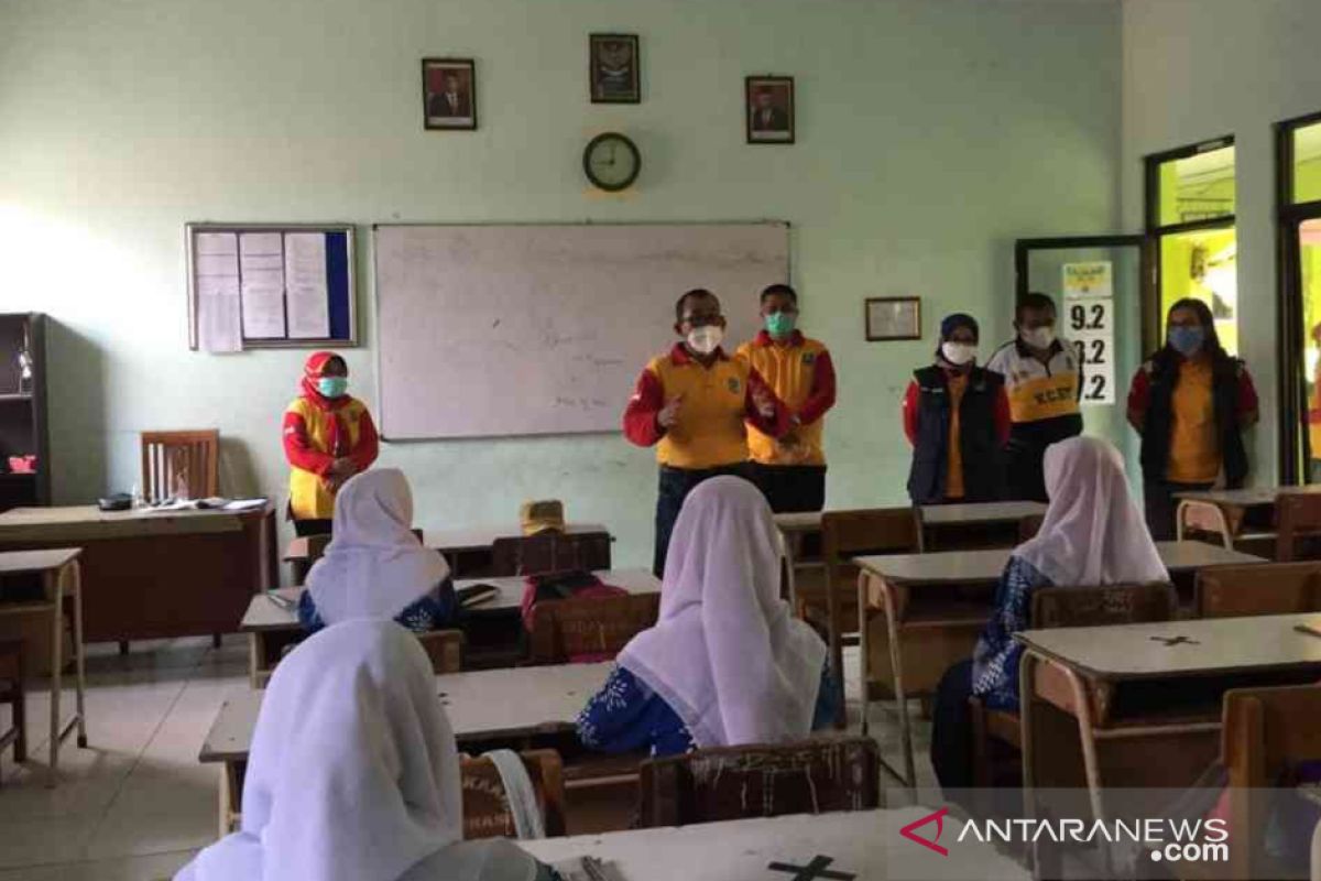 Face-to-face offline learning commences at 611 schools in Bekasi