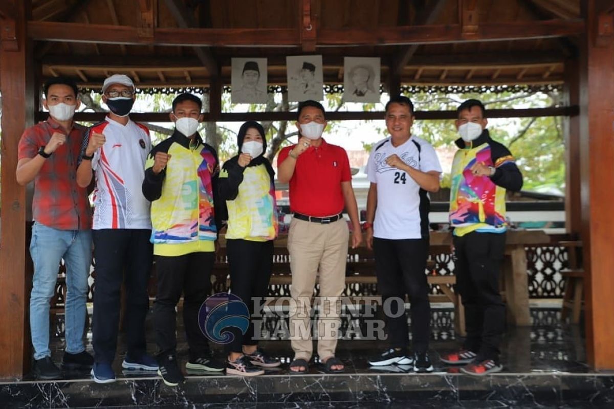 Bupati berikan uang saku kepada duta olahraga asal Lampung Barat