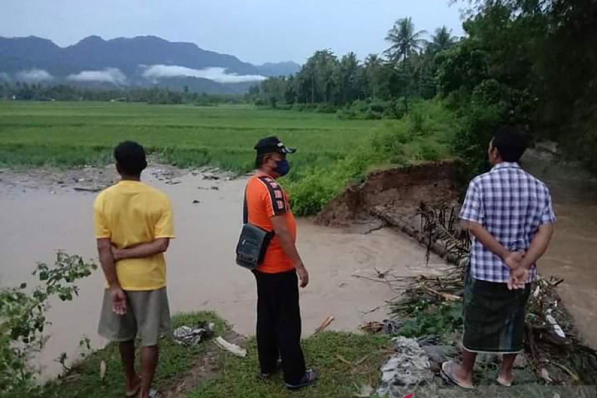 Pemkab Bone Bolango kerahkan alat berat tutup tanggul jebol