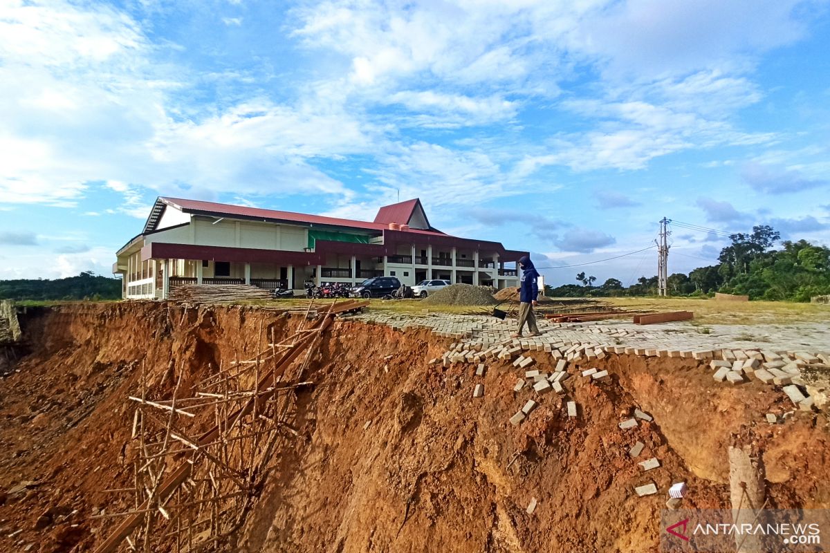 Siring ambruk di areal Gedung Budaya Balangan mulai diperbaiki