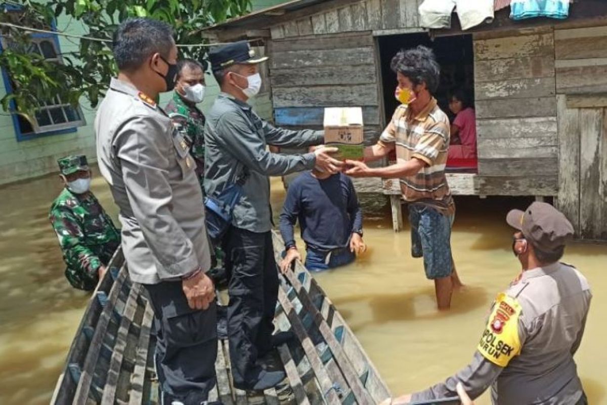 Bupati dan Forkopimda Gumas salurkan bantuan kepada korban banjir