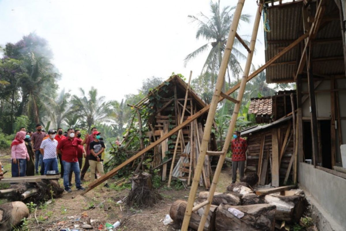 Bupati Lampung Selatan bedah rumah warga Palas roboh tertimpa pohon