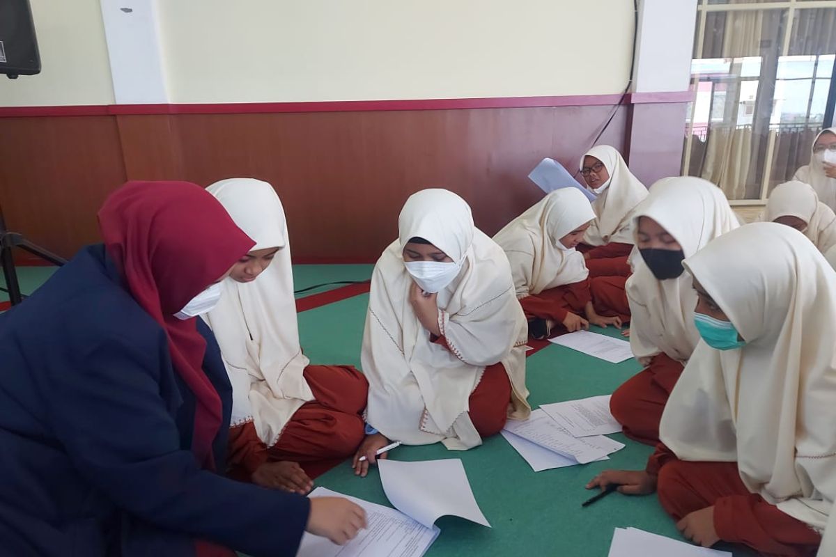 Mahasiswa FK Unair beri edukasi kesehatan reproduksi pada santri Al Izzah Batu