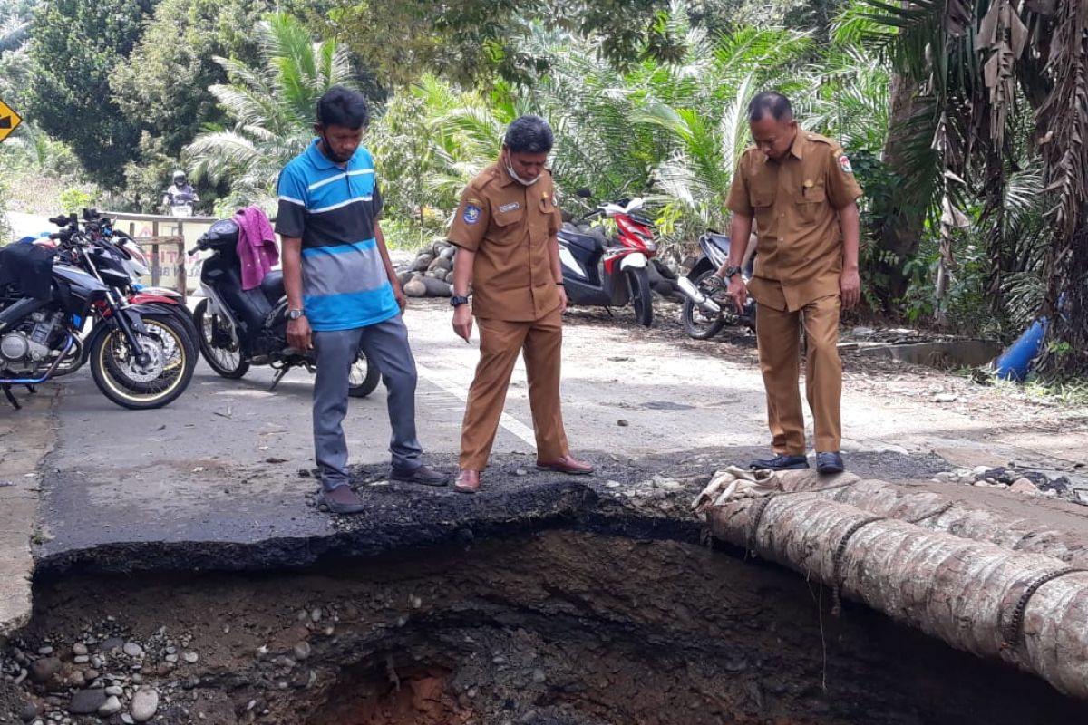 Mukomuko bangun jalan darurat pengganti jalan amblas