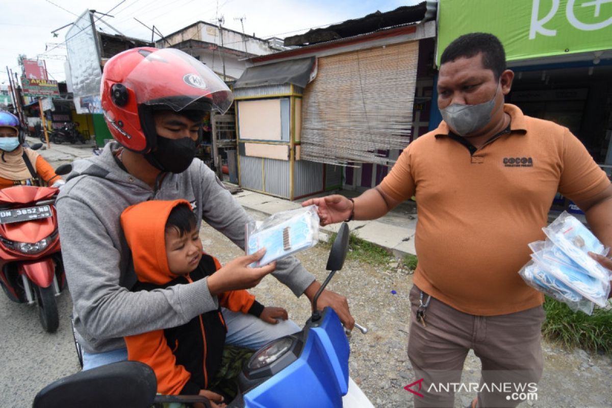 Jurnalis di Palu bagikan ribuan masker dan vitamin