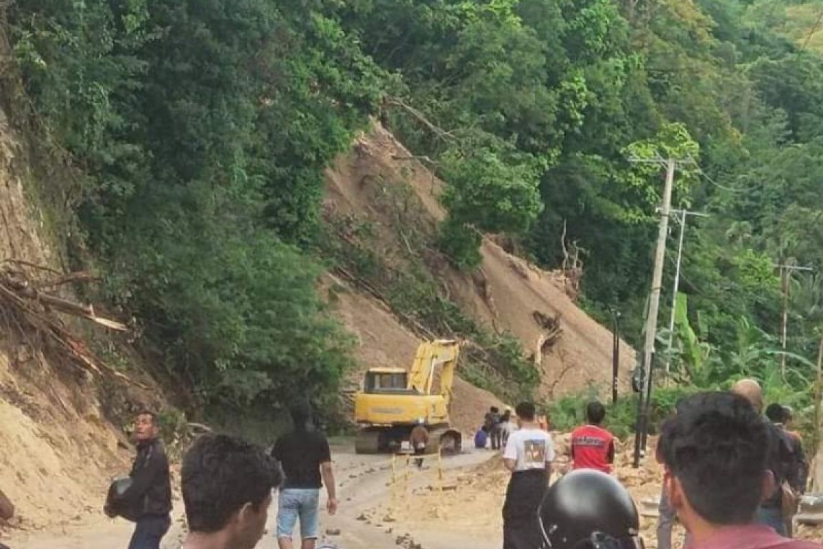 Jalan trans Sulawesi poros Majene--Mamuju tertutup longsor