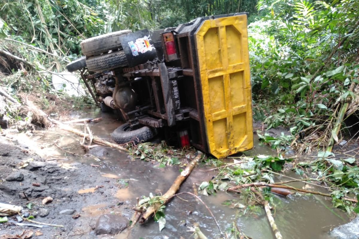 Dum truk terjatuh di jembatan cinta Lotim, sopir tewas