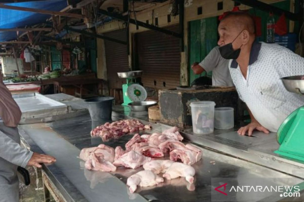 Harga daging ayam di Tanjung Pandan naik menjadi Rp50 ribu per kilogram