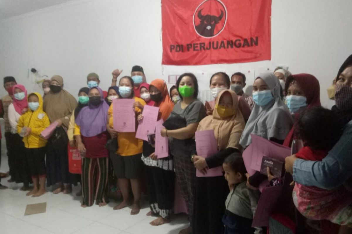 Kader PDI Perjuangan sosialisasikan pencairan beasiswa PIP di Surabaya