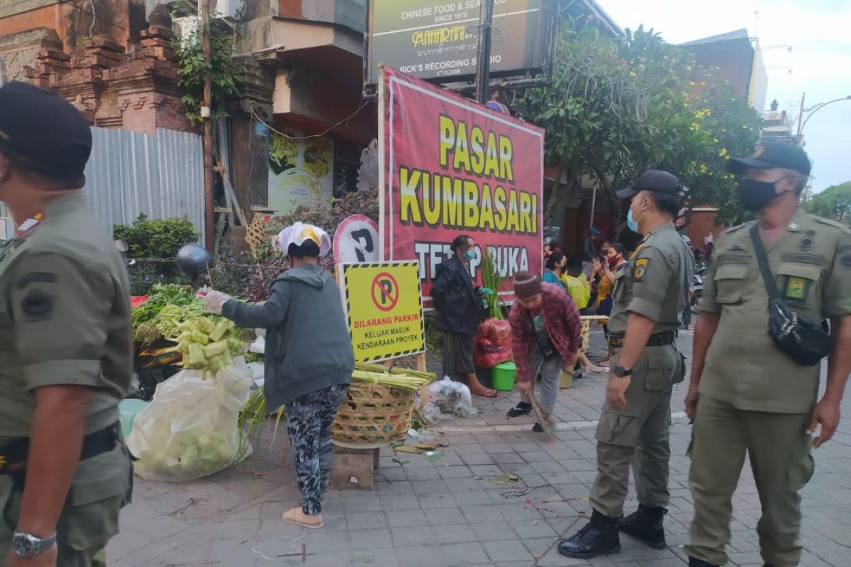 Tim Yustisi Denpasar pantau prokes di tiga pasar tumpah