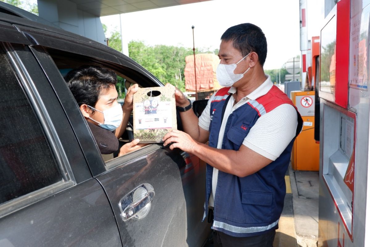 HK ruas Terpeka bagikan 100 uang elektronik kepada pengguna jalan tol