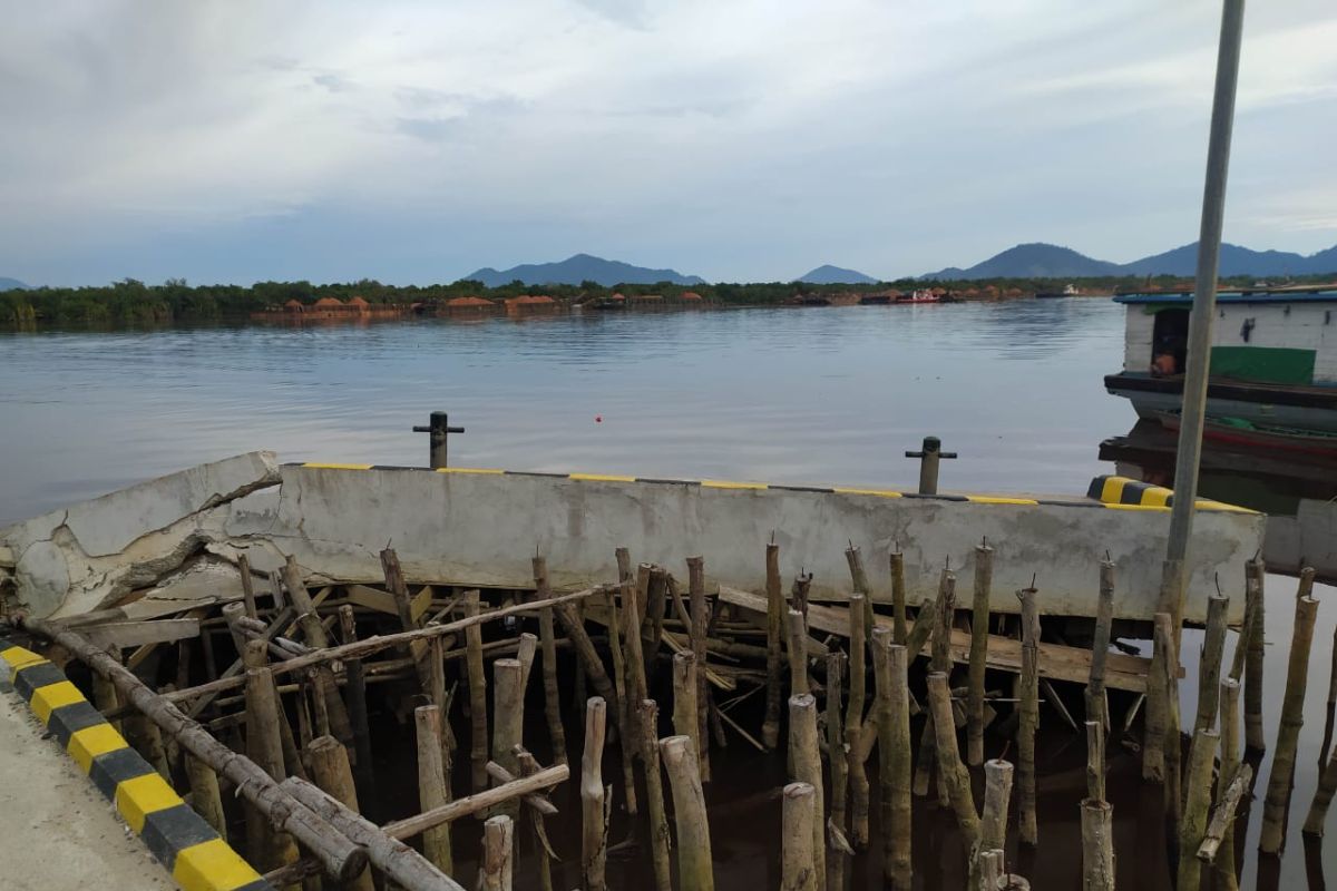 Dermaga Simpang Hilir Kayong Utara rusak diduga ditabrak tugboat