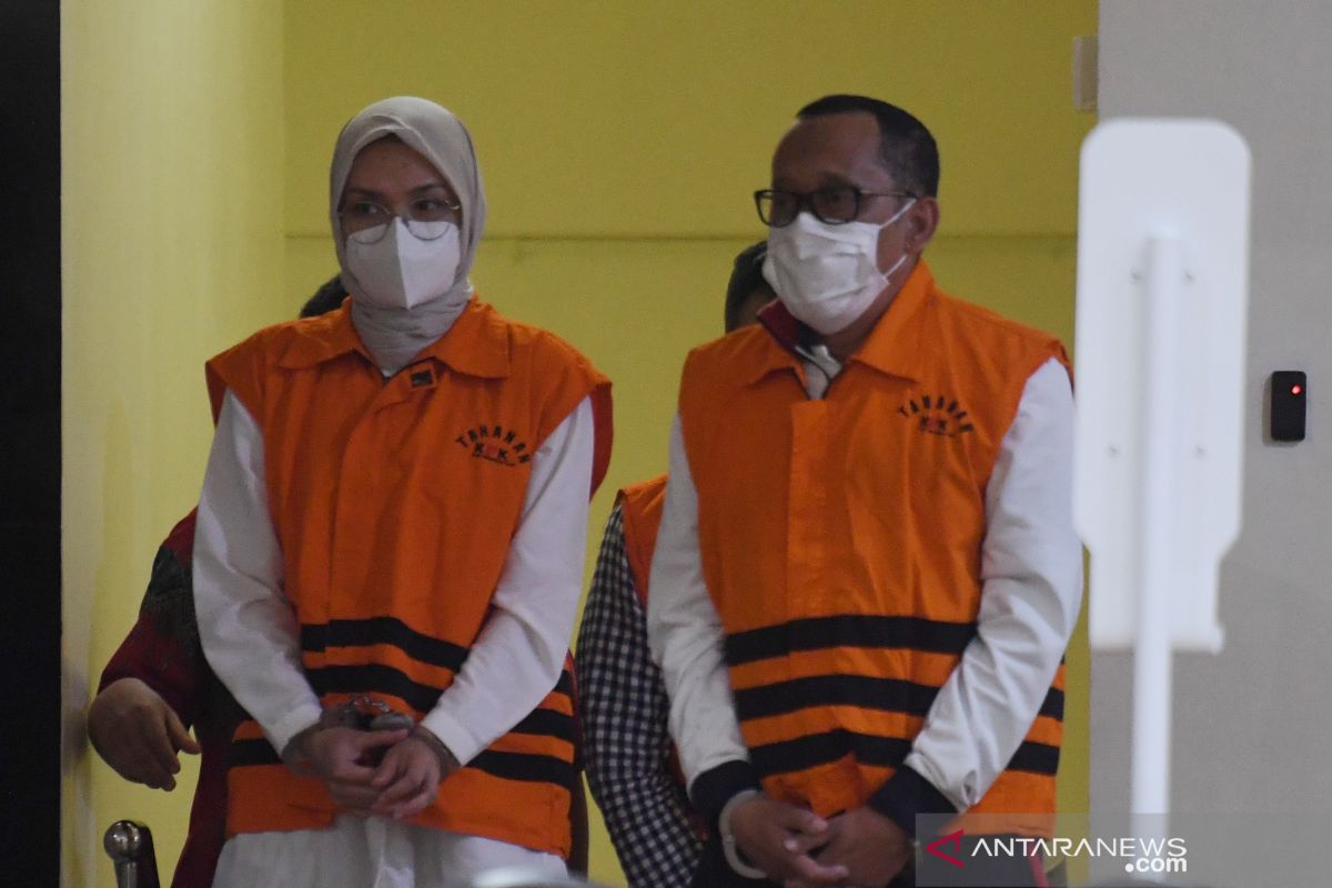 KPK tetapkan Puput Tantriana dan suaminya tersangka kasus dugaan suap