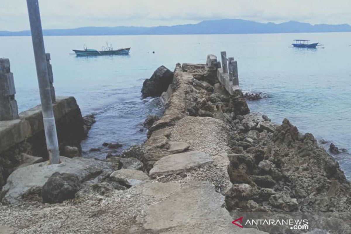 Villagers of Aceh's outermost island reel from clean water crisis