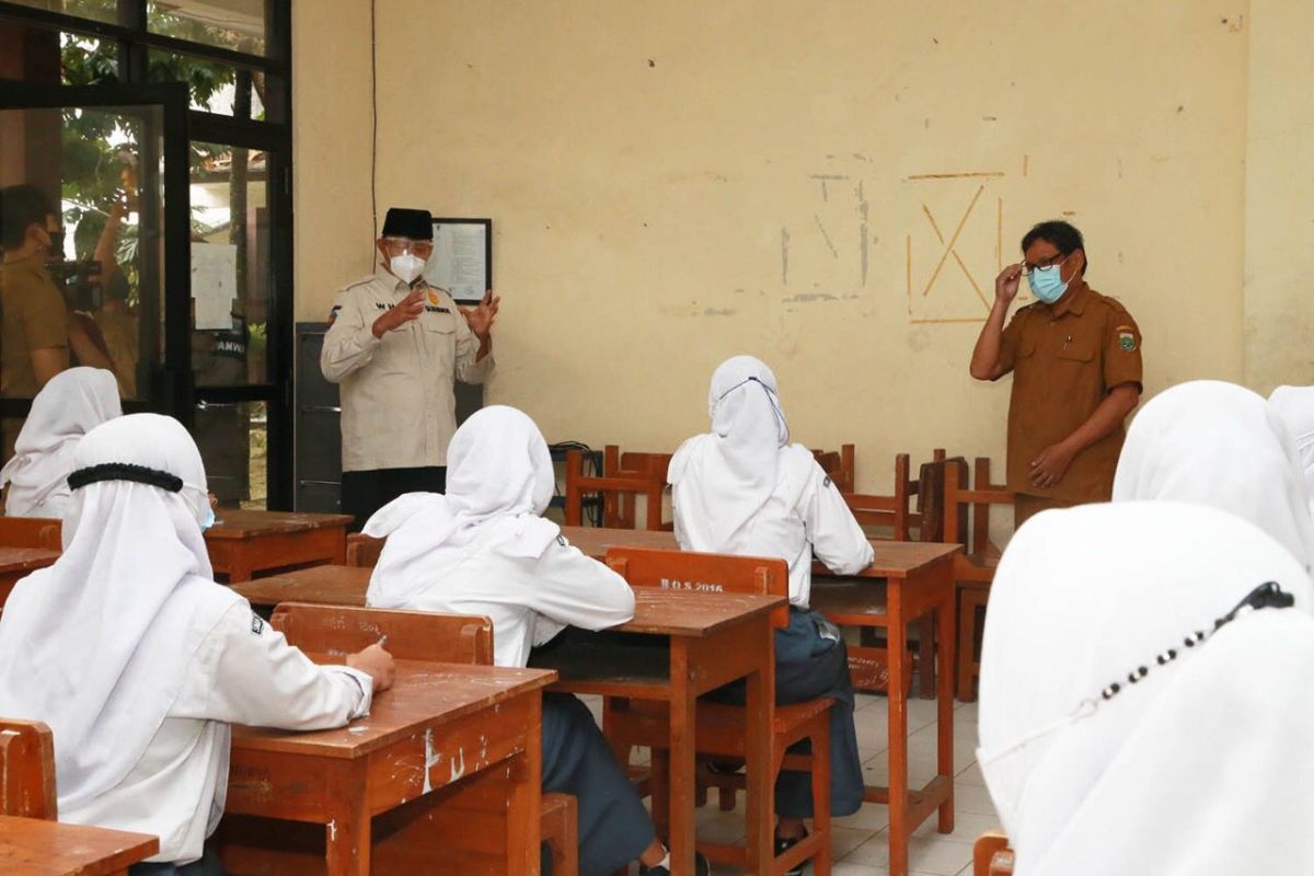 Gubernur Banten Wahidin Halim tinjau pelaksanaan pembelajaran tatap muka di SMA/SMK