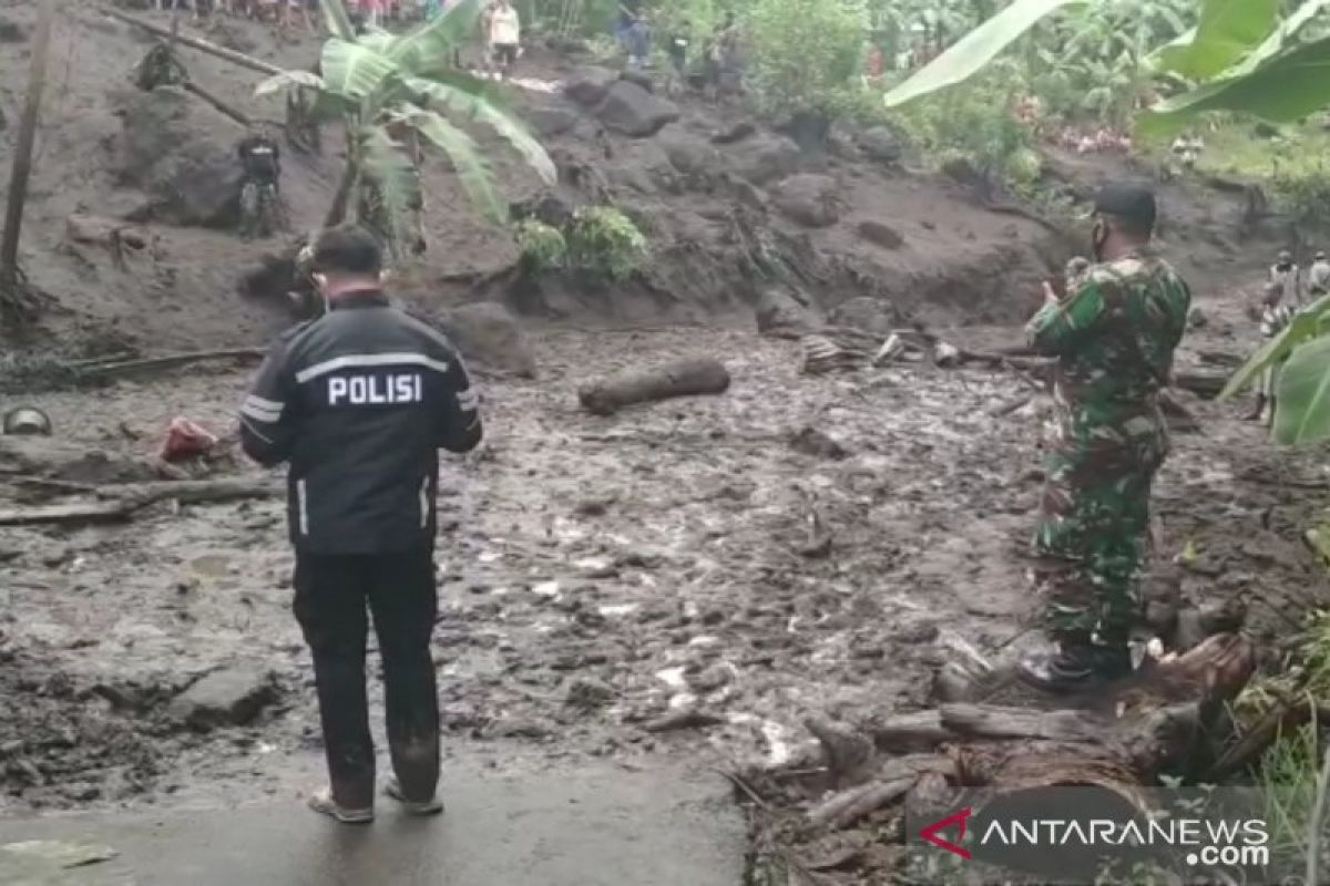 Lumpur tebal dan batuan longsor persulit pencarian korban banjir Ngada