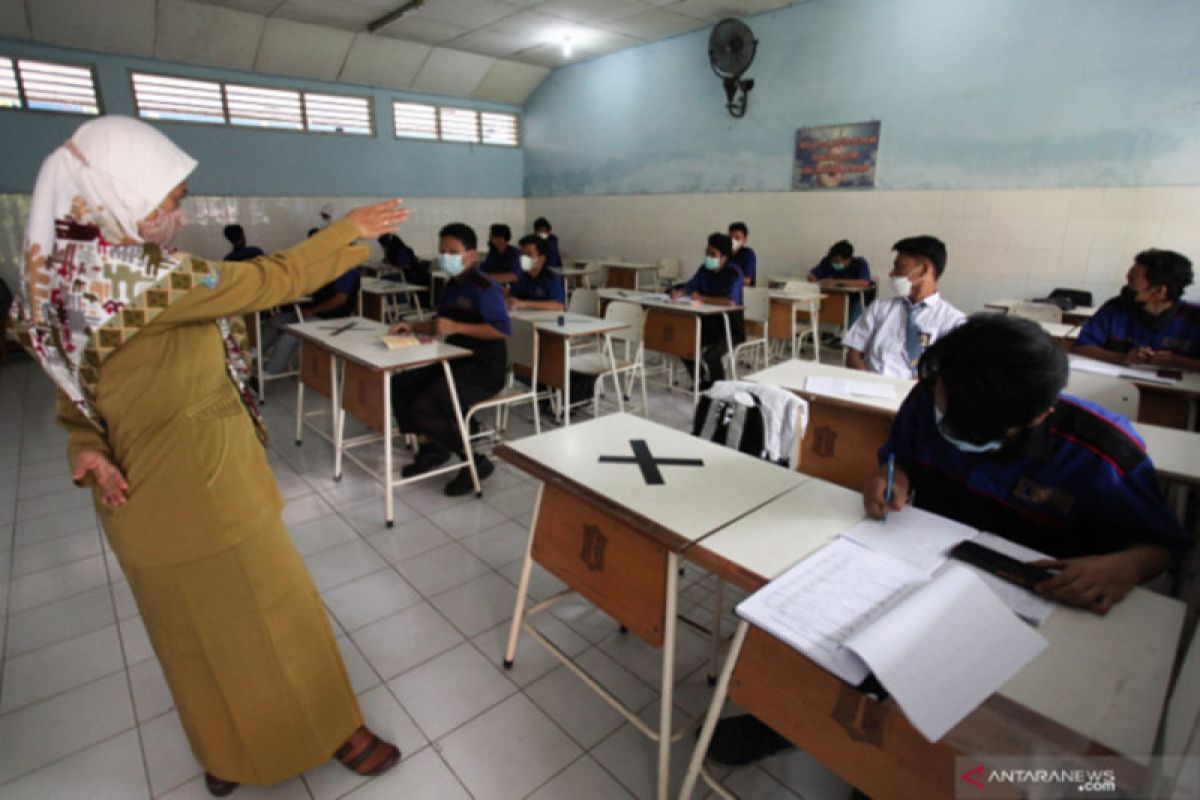 Fifteen Surabaya's schools commence limited classroom learning