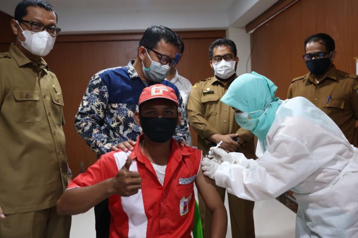Lawan COVID-19, Bupati Aceh Selatan ajak sukseskan vaksinasi