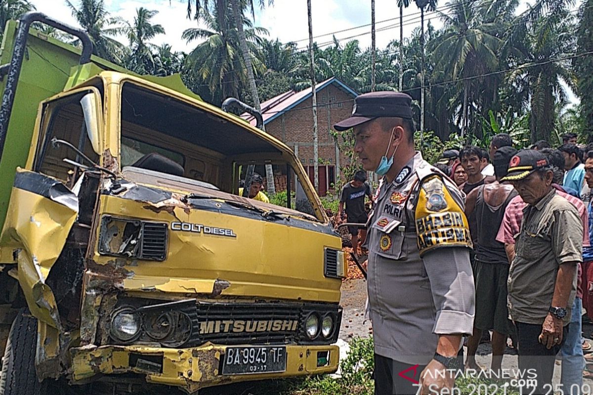 Seorang meninggal dunia dalam laka lantas truk vs dua motor di Agam