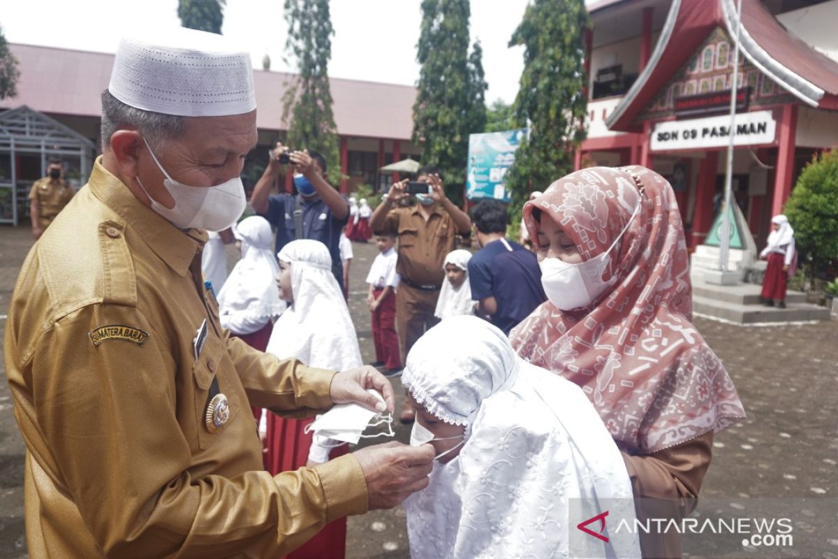 Dihari pertama belajar tatap muka, Pemkab Pasbar bagikan ini pada pelajar dan guru