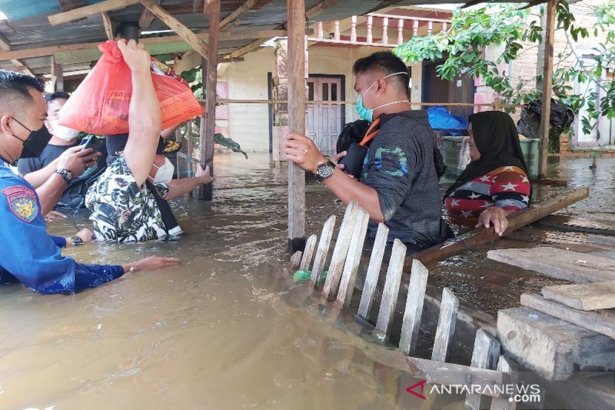 Gubernur sampaikan langsung bantuan untuk masyarakat terdampak banjir hingga pelosok Kalteng