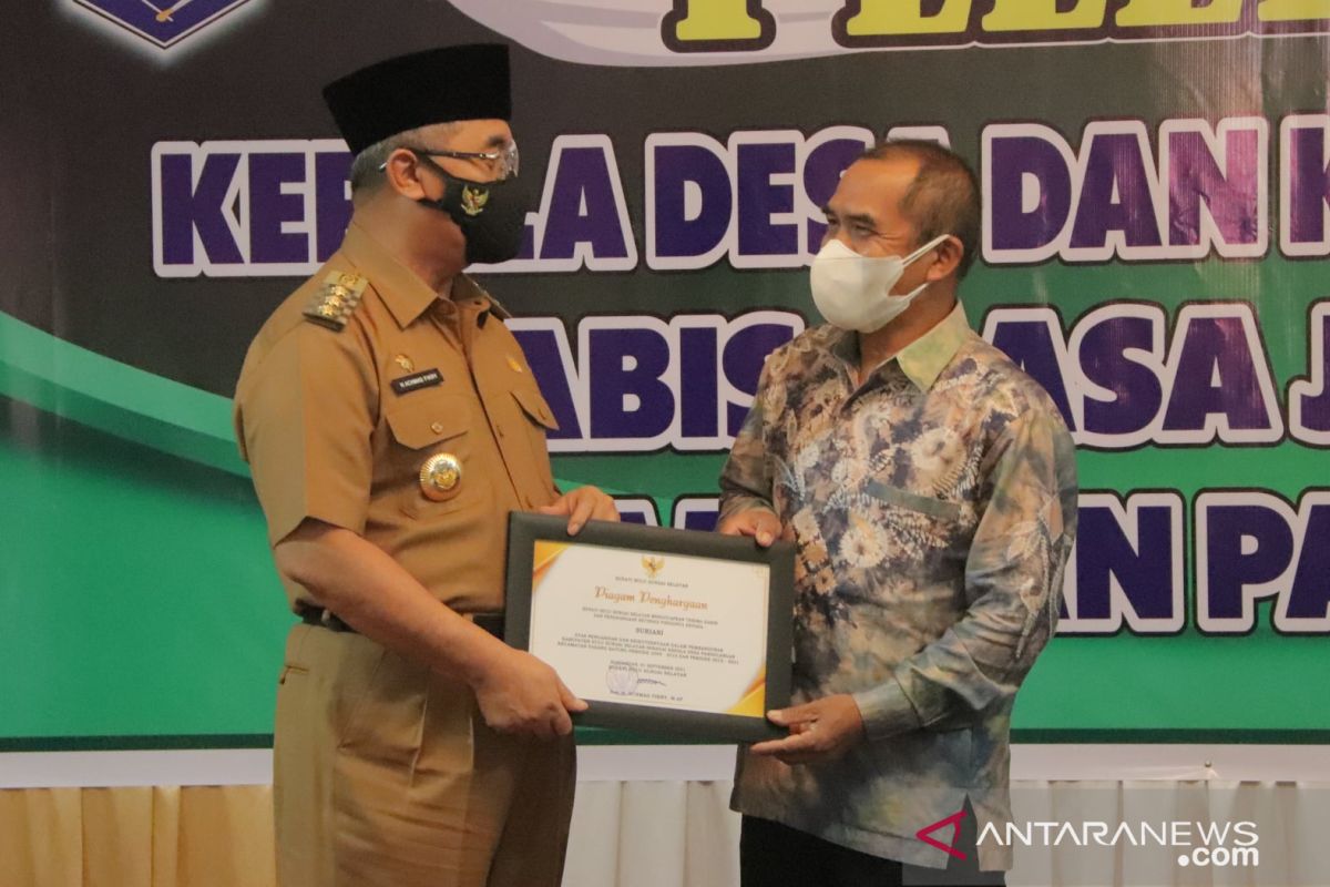 Dua kepala desa di Padang Batung purna tugas