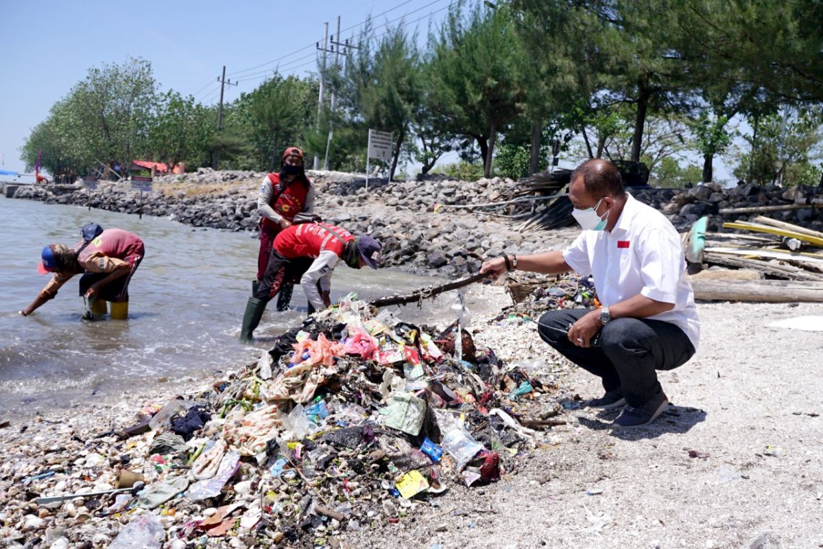 Wawali Armuji ajak warga bersihkan sampah di Pantai Kenjeran Surabaya