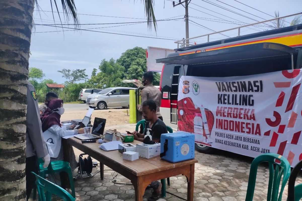 Dongkrak vaksinasi, Polres Aceh Jaya gelar vaksin keliling