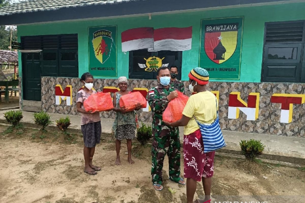 Satgas TNI Yonif 512 bagi sembako untuk warga di perbatasan RI-PNG