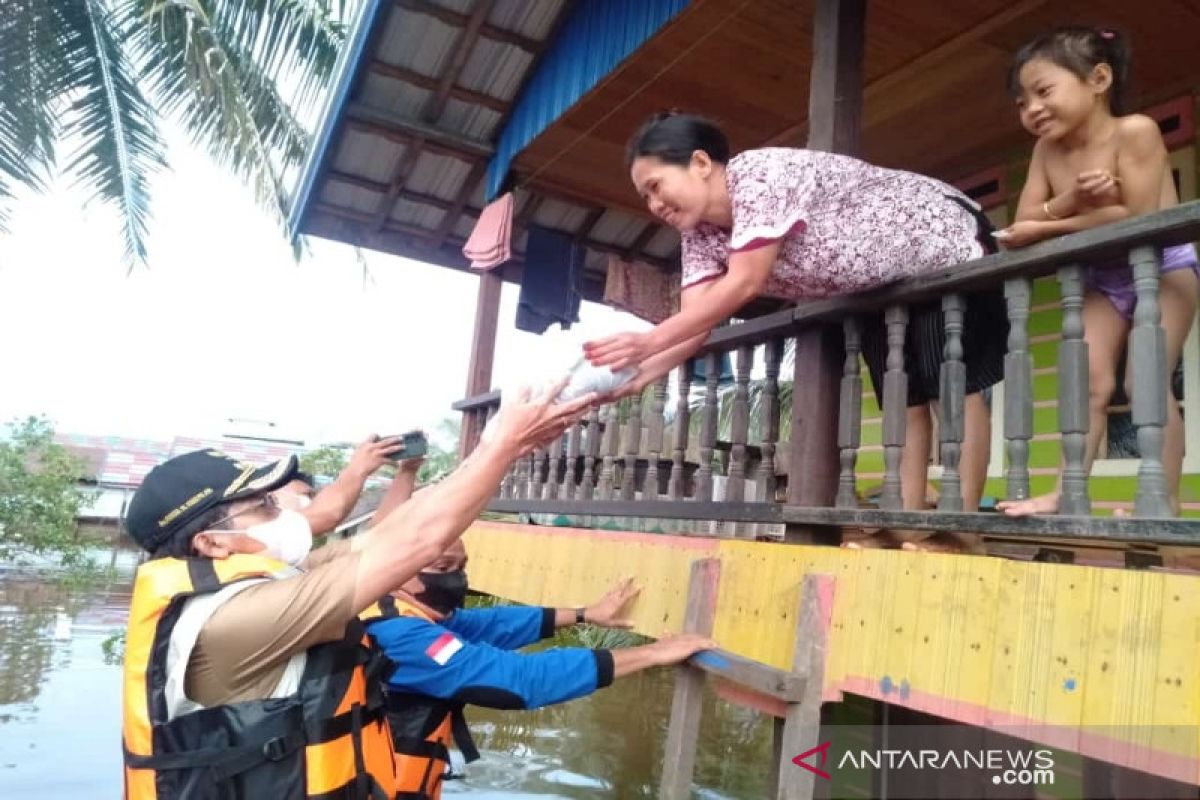Bupati Mura berikan sembako untuk ratusan warga terdampak banjir