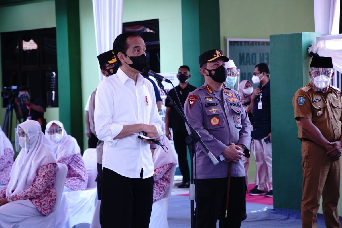 Kapolri dampingi Presiden tinjau Vaksinasi Merdeka di Jawa Timur