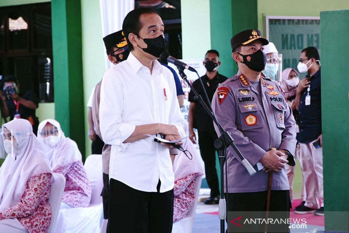 Kapolri dampingi Presiden tinjau Vaksinasi Merdeka di Jawa Timur