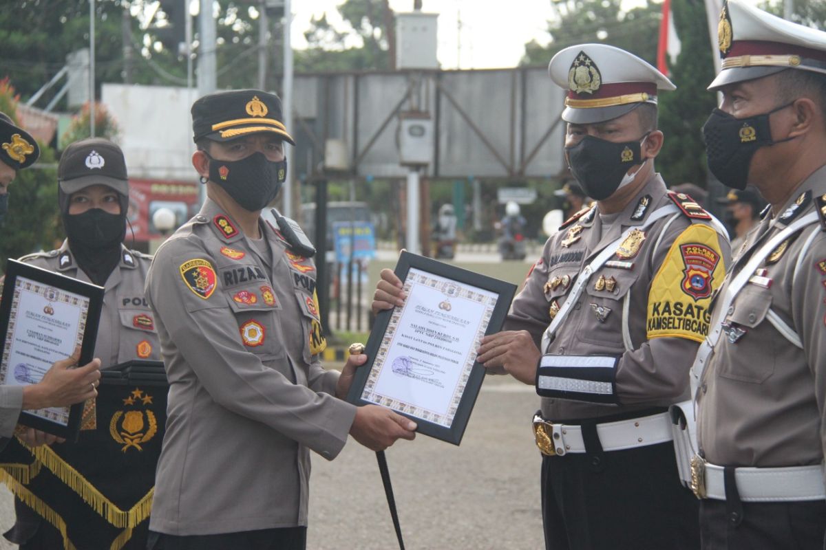 16 personil Polres Tabalong terima penghargaan