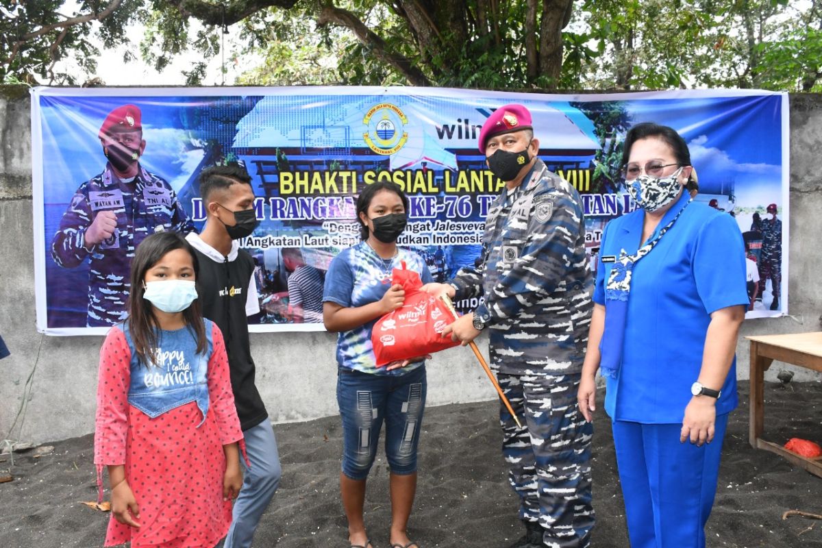 Lantamal VIII bakti sosial di Pantai Batu Putih Bitung