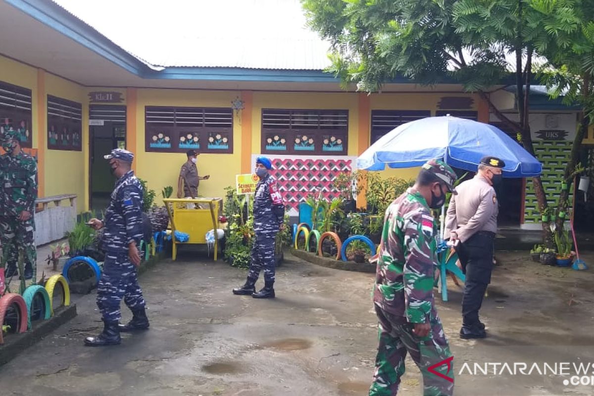 TNI-Polri imbau jajaran pendidikan di Sangihe patuhi Prokes saat PTM
