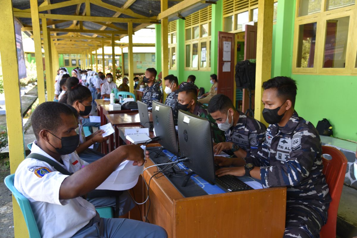 TNI AL vaksinasi ratusan pelajaran SMA di Kabupaten Sorong