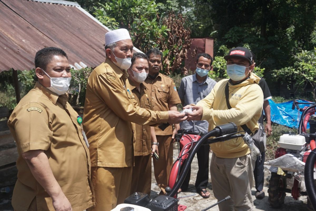 Pemkab Pasaman Barat serahkan bantuan alat pertanian untuk 35 kelompok tani