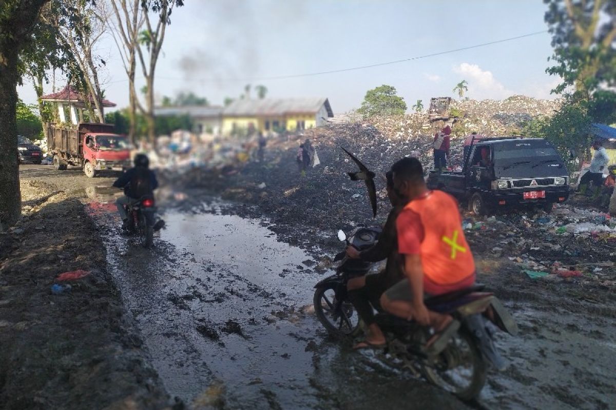 Ruas jalan nasional di TPA Pematangsiantar jadi kubangan, bau busuk menyengat