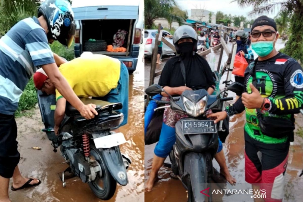 Relawan di Sampit buka bengkel dadakan perbaiki kendaraan mogok akibat banjir