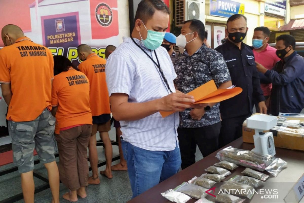 Polrestabes Makassar ungkap kasus peredaran satu kilogram ganja