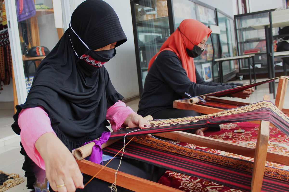 Menyulam harapan para perajin wanita dalam balutan Tapis Lampung