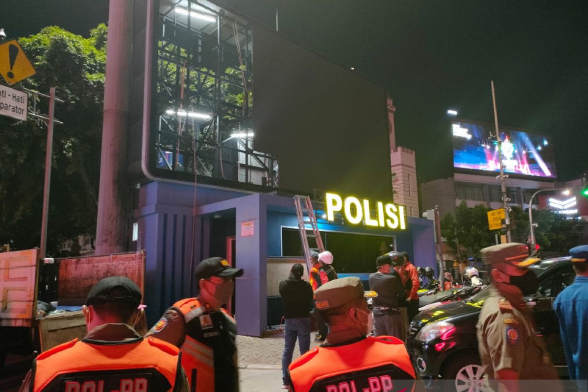 Satpol PP bongkar papan reklame di atas bangunan pospol