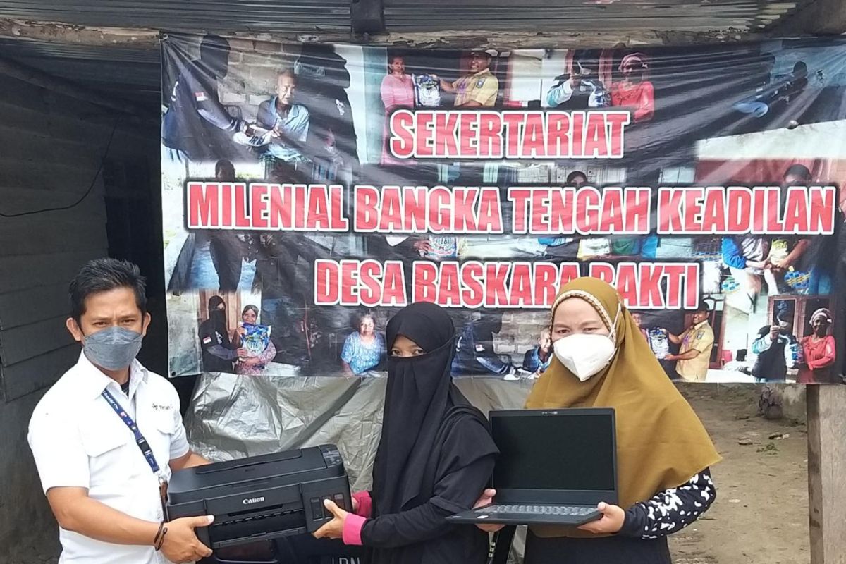 Milenial Bangka Tengah Keadilan Desa Baskara Bakti Terima Laptop dari PT Timah Tbk