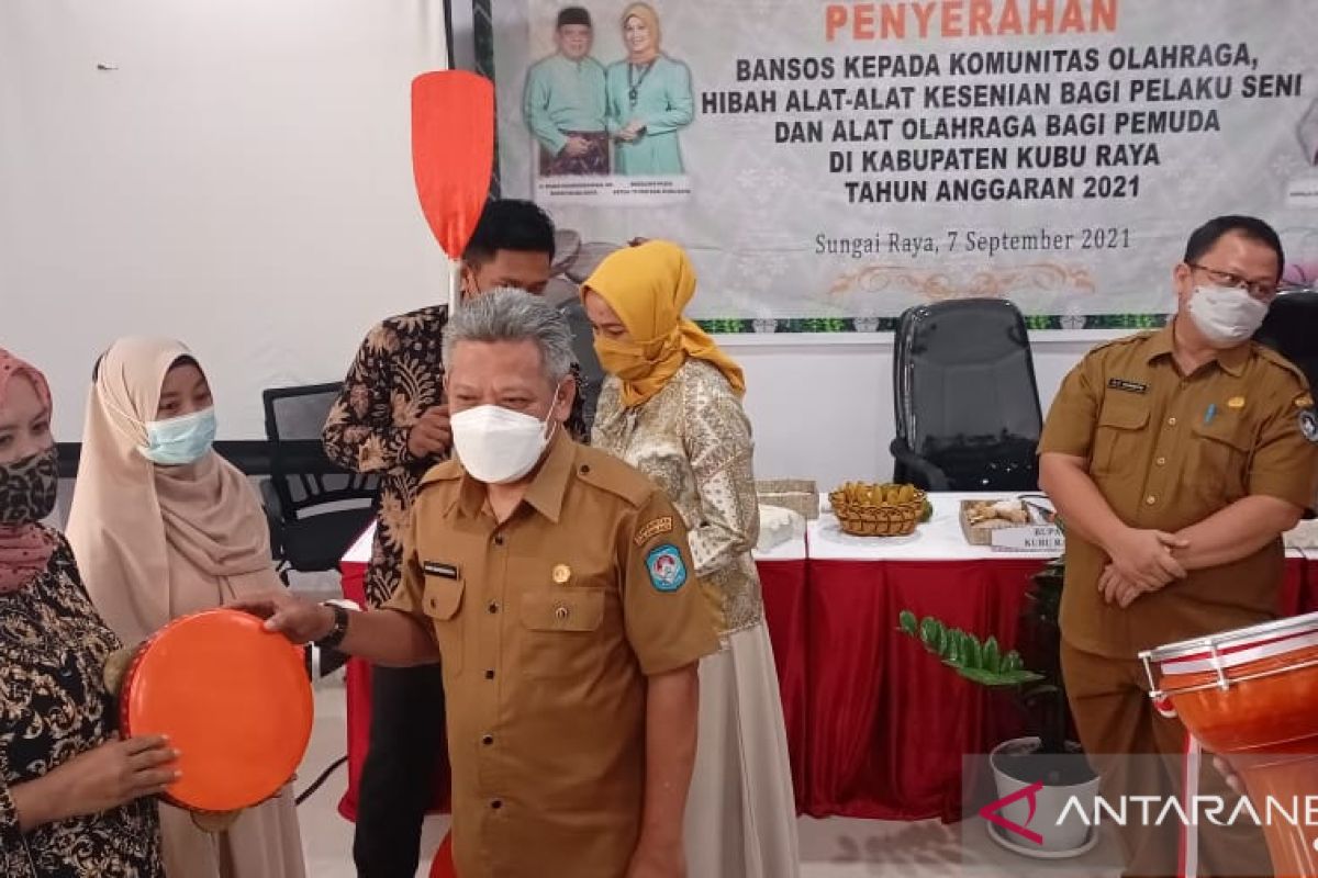 Kubu Raya bagikan bansos untuk pembinaan atlet dan pelaku seni