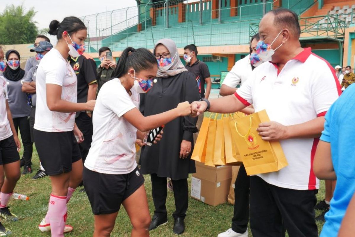 Ketua Umum KONI tinjau TC timnas sepak bola putri