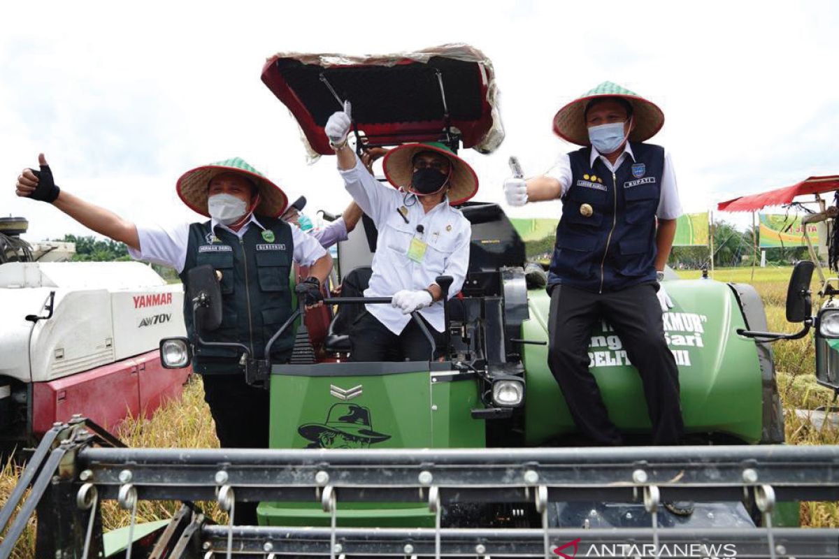 Gubernur Sumsel serahkan bantuan alat pertanian ke petani di OKU Timur